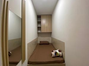迪拜Garden Residence的一间有床和镜子的小房间