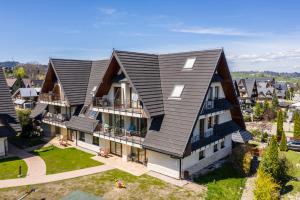an aerial view of a house with a roof at TatryTop Apartamenty Pardałówka in Zakopane