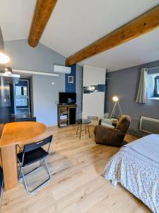 Kuchyň nebo kuchyňský kout v ubytování Studio du petit caillou en Drôme provençale , jacuzzi privatif en supplément