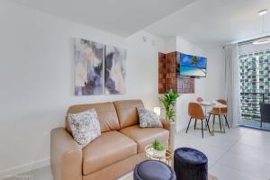 Ruang duduk di Stylish Studio with Pool View at the Heart of Downtown Doral