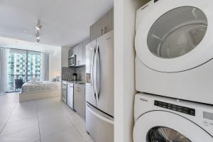 Dapur atau dapur kecil di Stylish Studio with Pool View at the Heart of Downtown Doral