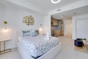 Dapur atau dapur kecil di Stylish Studio with Pool View at the Heart of Downtown Doral