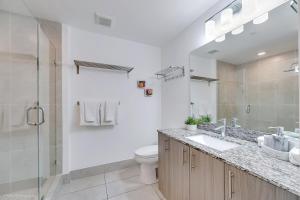 Bilik mandi di Stylish Studio with Pool View at the Heart of Downtown Doral