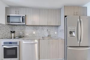 Dapur atau dapur kecil di Stylish Studio with Pool View at the Heart of Downtown Doral