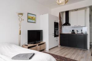 Nhà bếp/bếp nhỏ tại Renovated Top Floor Studio in Kallio