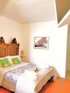 a bedroom with a bed with towels on it at bb Margherita seaside, 20 minutes from the Cinque Terre by train in Moneglia