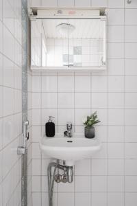 Phòng tắm tại Renovated Top Floor Studio in Kallio
