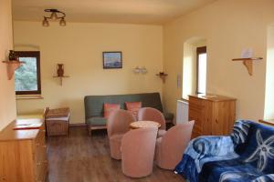 a living room with a couch and chairs at Pensjonat EL-TAN in Złoty Stok