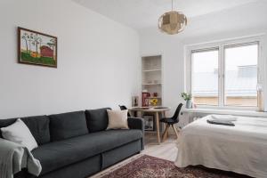 Giường trong phòng chung tại Renovated Top Floor Studio in Kallio