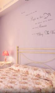 トラーパニにあるDragonfly Roomsのベッドルーム1室(壁に書き物付)