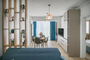 una habitación con una cama, una mesa y sillas en Sery Apartment Infinity Alz, en Mamaia Nord – Năvodari 45 fotos más