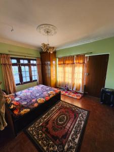 Postel nebo postele na pokoji v ubytování Yadav Niwas Homestay