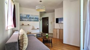 Televízia a/alebo spoločenská miestnosť v ubytovaní Apartment Gary