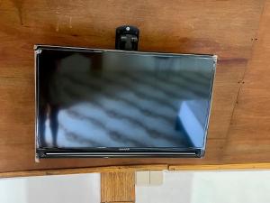 TV a/nebo společenská místnost v ubytování Bello Ethnic Bungalow & Resto