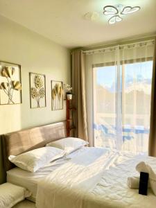 Casa Diana Pine Suites Tagaytay, Free Wi-Fi في تاجيتاي: غرفة نوم بها سرير ونافذة ذات إطلالة