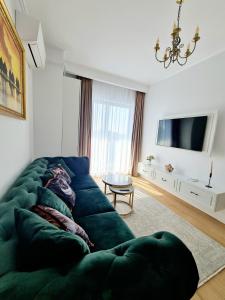 Televisyen dan/atau pusat hiburan di Residence Sole 8 by Wave - Apartament luxury 60mp cu terasa si vedere la mare, acces direct pe plaja OhiOhi Beach- Mamaia Nord - Restaurant, Parcare gratuita