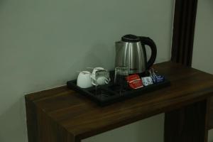 Příslušenství pro přípravu čaje a kávy v ubytování Hotel JD Regency