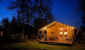 Budova, kde se the luxury tent nachází