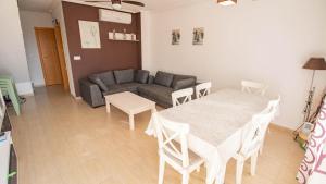 una sala de estar con una mesa y un sofá en Lira 1013, en San Juan de los Terreros