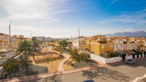 Una vista de una ciudad con edificios y una calle. en Lira 1013, en San Juan de los Terreros