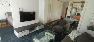 Televízia a/alebo spoločenská miestnosť v ubytovaní Entrance 2 Stay
