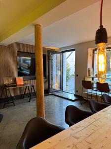 a dining room with a table and chairs and a television at Ferienhaus mit Terrasse in Buttelstedt