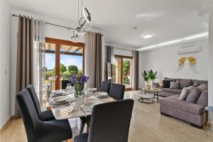 Ruang duduk di Villa Aphrodite Hills Serenity by Ezoria Villas