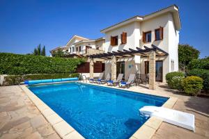 Kolam renang di atau dekat dengan Villa Aphrodite Hills Serenity by Ezoria Villas