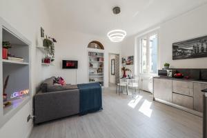 Una sala de estar con un sofá y una cocina. en tHE Milanese Glow - Bocconi Prada IEO Area, en Milán 23 fotos más