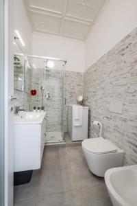 Un baño blanco con inodoro y lavabo. en tHE Milanese Glow - Bocconi Prada IEO Area, en Milán