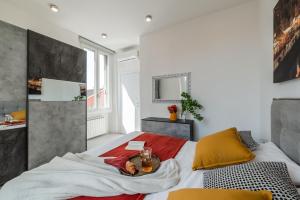 Un dormitorio con una cama grande con una manta roja. en tHE Milanese Glow - Bocconi Prada IEO Area, en Milán