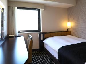 Postel nebo postele na pokoji v ubytování APA Hotel Shimbashi Toranomon