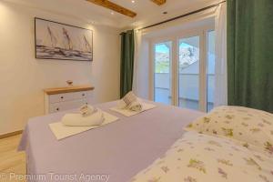 une chambre avec un lit avec deux serviettes dessus dans l'établissement Toncica Sunny terrace with seaview and shaded BBQ area, à Metajna