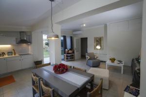 Η κουζίνα ή μικρή κουζίνα στο Beach Front House Kalamaki Bungalow +21 φωτογραφίες