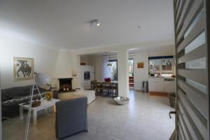 Χώρος καθιστικού στο Beach Front House Kalamaki Bungalow
