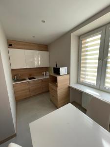 O bucătărie sau chicinetă la Apartamenty Sienkiewicza