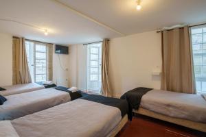Posteľ alebo postele v izbe v ubytovaní Hostal San Pelayo