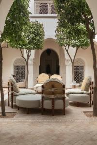 Un lugar para sentarse en Riad Djannaat Exceptional private riad pool staff 33 fotos más