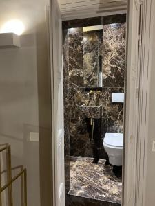 Un baño de Riad Djannaat Exceptional private riad pool staff