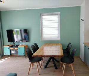 TV a/nebo společenská místnost v ubytování Apartament Szałwiowa Dolina + 2 fotografie