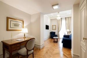 a living room with a desk and a couch at Grand Hotel Parker's in Naples