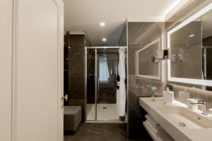 a bathroom with a sink and a shower at Grand Hotel Parker's in Naples