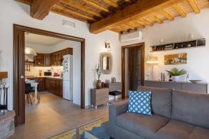 un soggiorno con divano e cucina di La Dolce Vita a Quiesa