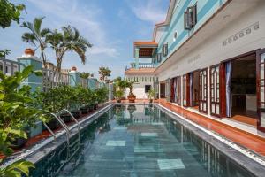 ディエン・バンにあるBlue Ocean Villa Hoi An - Ha Myの中庭のスイミングプール