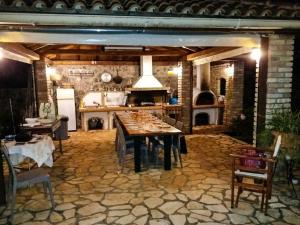 カト・コラキアナにあるVilla Marifeiのキッチン(テーブル付)、キッチン(コンロ付)