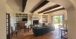 Χώρος καθιστικού στο Le Belvedere, family home with pool, panoramic view
