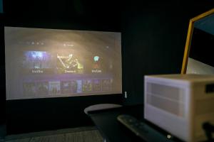 Televiisor ja/või meelelahutuskeskus majutusasutuses Touch Dalat