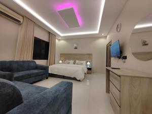 a hotel room with a bed and a couch at استوديو رائع بجلسة ودخول ذاتي in Quai