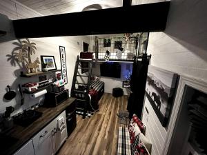 Zimmer mit einem Hochbett in einem Haus in der Unterkunft Remote Modern Tiny House with Deck, BBQ and Mountain Views in Arizona in Maricopa