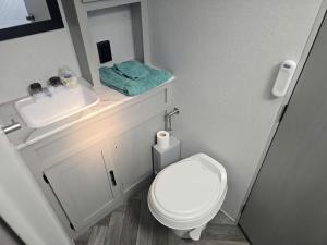 Bagno di Cozy Equipped Camper With Picnic Space, Pool and BBQ in Virginia